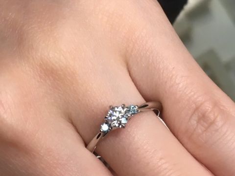 【ケイウノ ブライダル(K.UNO BRIDAL)の口コミ】 センターのダイヤモンドに加えてサイドにブルーダイヤを入れることができ…