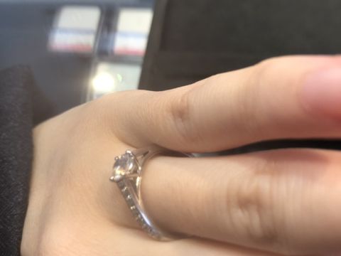 【日本ダイヤモンド貿易の口コミ】 いろいろな種類を見させていただきましてこの指輪が気に入りました。エタ…