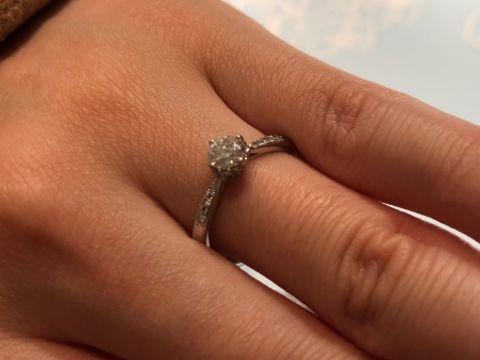 【ヴァンドーム青山(VENDOME AOYAMA)の口コミ】 ダイヤモンド の周りがレースや花びらに見えるように縁取ってあります。中…