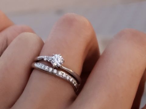【ラザール ダイヤモンド(LAZARE DIAMOND)の口コミ】 最初はストレートラインの両端メレダイヤの婚約指輪を検討していましたが…