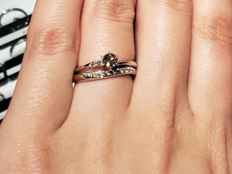 【ラザール ダイヤモンド(LAZARE DIAMOND)の口コミ】 結婚指輪は日常でつけるものなので派手すぎたり個性が出ていたら飽きるか…