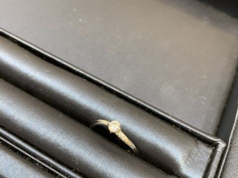 【THE KISS(ザ・キッス)の口コミ】 ダイヤが1つだけのものでなく、縁がダイヤの指輪を探していました。ウェー…