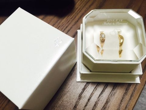 【4℃ BRIDAL(ヨンドシーブライダル)の口コミ】 少しゴツめの方がつけている感じがするので選びました。真ん中にダイヤが…