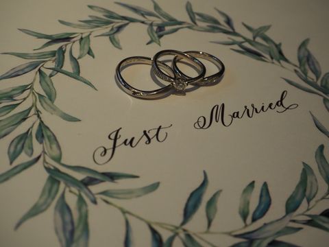 【銀座ダイヤモンドシライシの口コミ】 アシンメトリーで施されている細かなダイヤモンドのデザインが気に入りま…