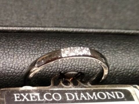 【エクセルコダイヤモンド(EXELCO DIAMOND)の口コミ】 【指輪のデザインについて】
ストレートラインかつ一粒ダイヤの婚約指輪と…