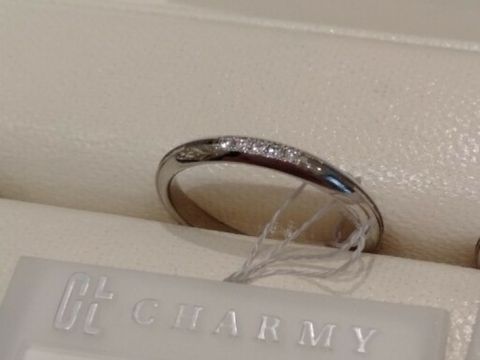 【CHARMY(チャーミー)の口コミ】 【指輪のデザインについて】
ストレートラインかつそこまで派手すぎないデ…