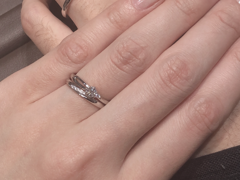 【アイプリモ(I-PRIMO)の口コミ】 先に決めた婚約指輪に合わせてデザインを慎重に選びました。婚約指輪が横…