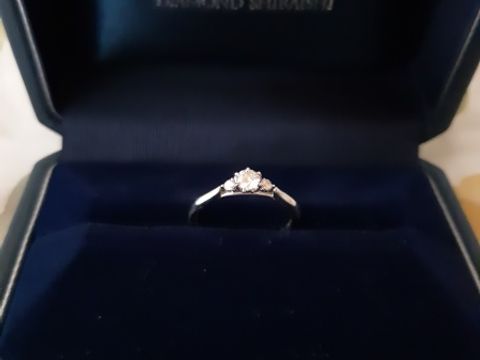 【銀座ダイヤモンドシライシの口コミ】 中央のダイヤモンドを両脇のダイヤモンドがより引き立ててくれるため、輝…