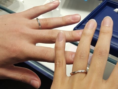 【銀座ダイヤモンドシライシの口コミ】 2人ともシンプルなデザインでストレートの形が好みで一致していたのでこち…