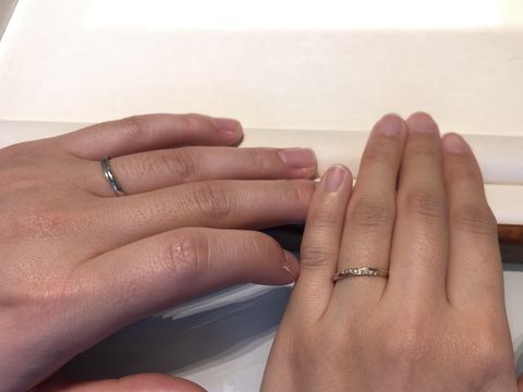 【AMOUR AMULET(アムール・アミュレット)の口コミ】 ストレートの結婚指輪ですが、2本のリボンが交差してるいような少しデザイ…