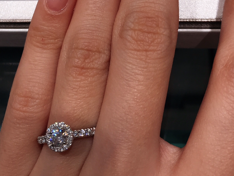 【アイプリモ(I-PRIMO)の口コミ】 婚約指輪と言えば、ダイヤモンドが大きく、周りにもたくさん付いている豪…