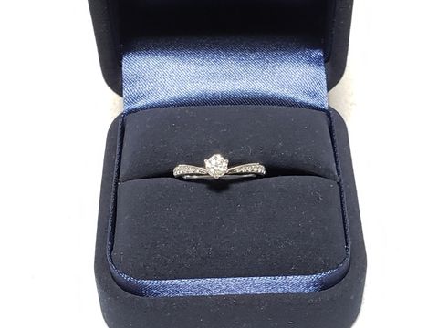 【4℃ BRIDAL(ヨンドシーブライダル)の口コミ】 V字タイプのデザインが好みなことはわかっていたのですが、ダイヤが真ん中…