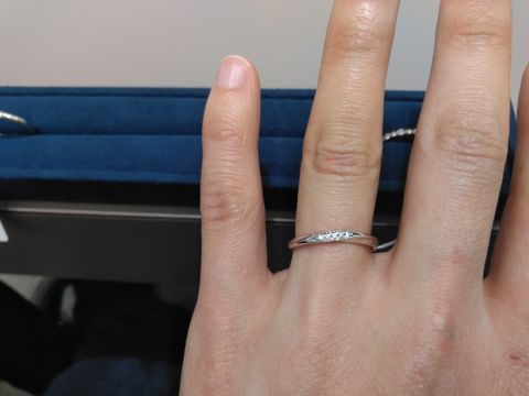 【4℃ BRIDAL(ヨンドシーブライダル)の口コミ】 素材はプラチナです。ダイヤモンドも小さいものが5石入ってます。わかりづ…