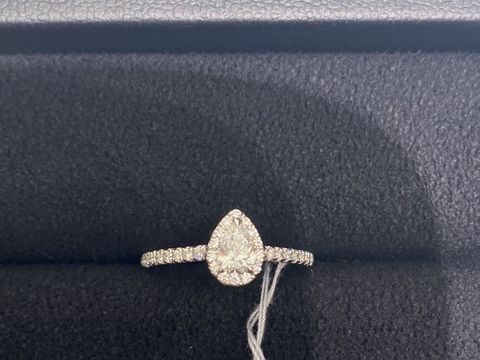 【ティファニー(Tiffany & Co.)の口コミ】 ティファニーのダイヤは特殊なカッティングらしくとても美しい輝きでした…