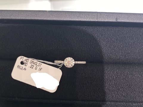 【ティファニー(Tiffany & Co.)の口コミ】 トップは丸いダイヤの周りを一周メレダイヤが囲んでいるもので、リング部…