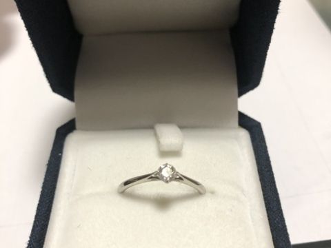 【festaria bijou SOPHIA(フェスタリア ビジュソフィア)の口コミ】 シンプルなデザイン。爪が小さく、ダイヤモンド全体が見える。値段は比較…
