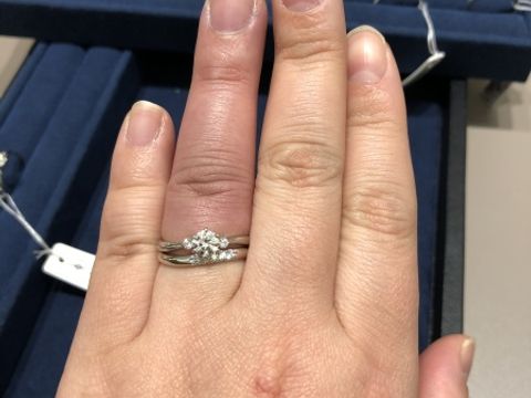 【4℃ BRIDAL(ヨンドシーブライダル)の口コミ】 華奢でつけていても違和感なくつけやすかったです。
ウェーブが360°つ…