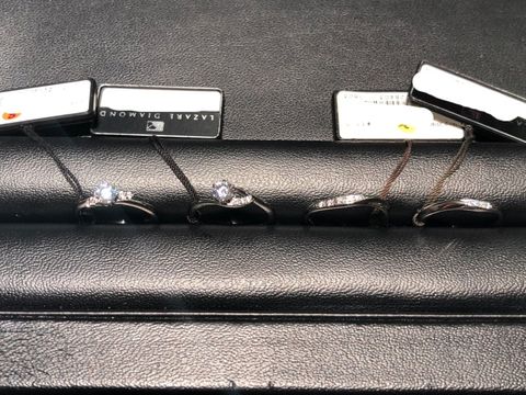 【ラザール ダイヤモンド(LAZARE DIAMOND)の口コミ】 ダイヤモンドの輝きがとてもきれいです。
ライトの下では虹色にキラキラ輝…