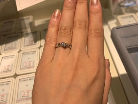 【リューツウの口コミ】 婚約指輪は彼と一緒に買いに行きました。なんと言ってもデザインです。普…
