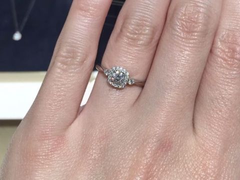 【ROYAL ASSCHER(ロイヤル・アッシャー)の口コミ】 この指輪は中央のダイヤがよりキラキラと輝くように一周小さなダイヤが付…