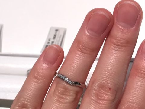 【Ponte Vecchio(ポンテヴェキオ)の口コミ】 婚約指輪に合わせて少しカーブしたデザインのものを探している中で見つけ…