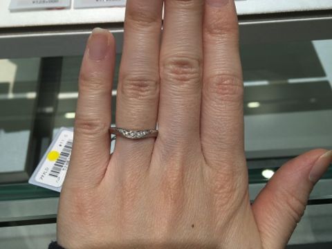 【アイプリモ(I-PRIMO)の口コミ】 シンプルながらダイヤモンドのキラキラが目立つやや細身の指輪になってい…
