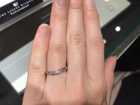 【ラザール ダイヤモンド(LAZARE DIAMOND)の口コミ】 ゆるやかなU字のウェーブの結婚指輪です。もともとはストレートの指輪を探…
