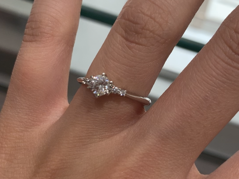 【アイプリモ(I-PRIMO)の口コミ】 リング部分が細く、指を綺麗に見せてくれる指輪でした。また、リングが細…