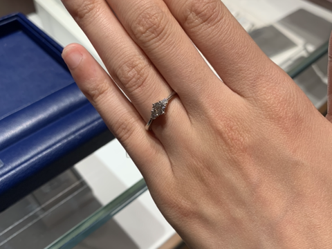 【銀座ダイヤモンドシライシの口コミ】 ストレートで、メレダイヤ、リングが細身のものが好みだったので、こちら…