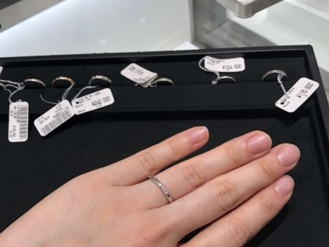 【ティファニー(Tiffany & Co.)の口コミ】 3石のダイヤが連なって留められている細身のシンプルなプラチナリング。留…