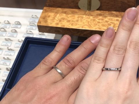 【銀座ダイヤモンドシライシの口コミ】 女性の方はダイヤモンドが7石埋まっていて、左右対象に間隔が真ん中3石、…