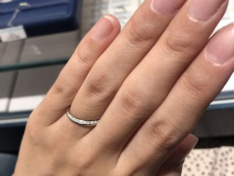 【銀座ダイヤモンドシライシの口コミ】 上半分に半周ダイヤモンドがついているデザインです。ダイヤモンドを見せ…