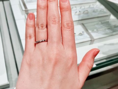 【アイプリモ(I-PRIMO)の口コミ】 この指輪のデザインは、さりげないダイヤのラインが素敵でした。
元々ダイ…
