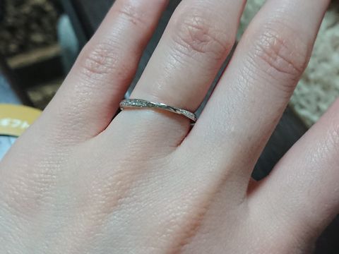 【Love Bond(ラブボンド)の口コミ】 細めのリングで、ダイヤが入っていたこと。
また、ダイヤが埋め込み式なの…