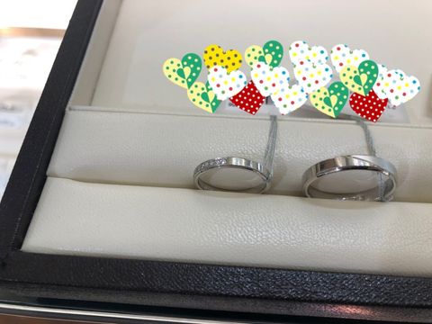 【CHARMY(チャーミー)の口コミ】 こだわりの鍛造製法で作られている指輪。
ブルーダイヤの指輪は、カーブの…