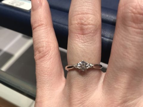 【銀座ダイヤモンドシライシの口コミ】 ダイヤの品質が非常に良く、どの角度からみても美しく輝いていました。リ…