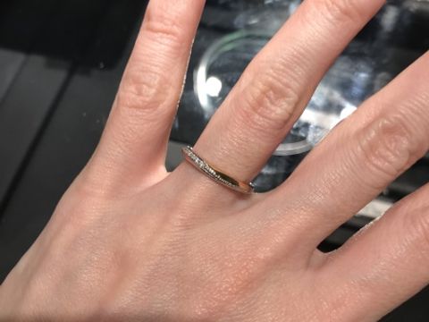 【エクセルコダイヤモンド(EXELCO DIAMOND)の口コミ】 コンビネーションカラーとミル打ちの両方を兼ね備えたデザインで
つけごこ…