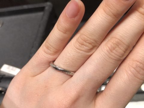 【エクセルコダイヤモンド(EXELCO DIAMOND)の口コミ】 斜めにプラチナとダイヤのラインが入って、ストレートリングですが、動き…