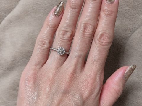 【ラザール ダイヤモンド(LAZARE DIAMOND)の口コミ】 とにかくダイヤモンドの大きさが決め手だった私ですが大きければ値段も高…