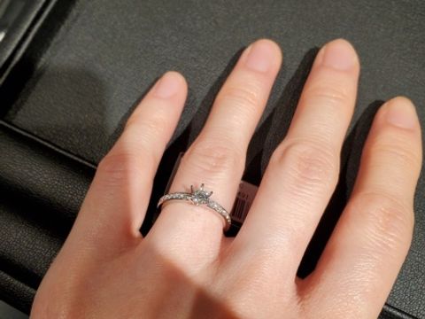 【エクセルコダイヤモンド(EXELCO DIAMOND)の口コミ】 とても高級感があり、とても気にました。初めての指輪の試着だったので、…