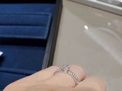【4℃ BRIDAL(ヨンドシーブライダル)の口コミ】 ダイヤモンドの品質は高そうでした。やはり日本のブランドなので、しっか…