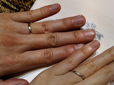 【杢目金屋(もくめがねや)の口コミ】 女性用は緩やかなウェーブで大きめのダイヤモンドがついており、細めのデ…