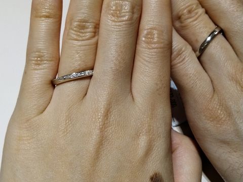 【TRECENTI(トレセンテ)の口コミ】 プラチナ950、細めのデザインです。左上からダイヤモンドが徐々に大きくな…