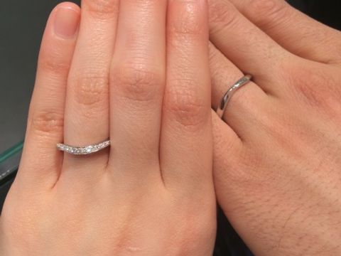 【ラザール ダイヤモンド(LAZARE DIAMOND)の口コミ】 華奢な指輪でとても指が繊細に長く見えます。V字が好きなので付け方をズラ…