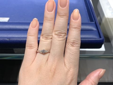 【銀座ダイヤモンドシライシの口コミ】 メレダイヤが華やかでセンターのダイヤモンドを引き立てるデザインがとて…