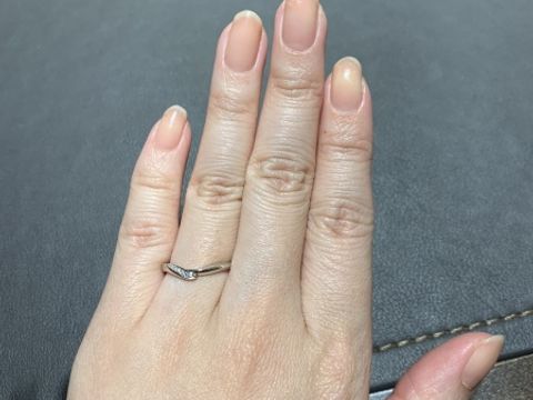 【俄(にわか)の口コミ】 メレダイヤモンドが美しく、指を長く美しく見せてくれると思いました。Vの…