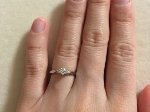 【銀座ダイヤモンドシライシの口コミ】 最初は一粒ダイヤのもので考えていましたが普段使いも出来そうで長く愛用…