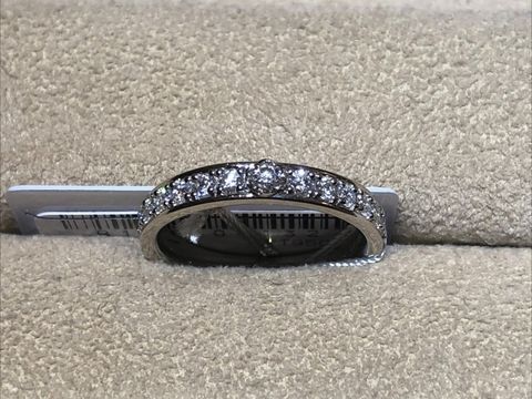 【TRECENTI(トレセンテ)の口コミ】 中央に花を型どったダイヤがキラキラと輝いたハーフエタニティリングです…