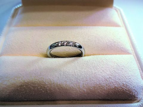 【MIKIMOTO(ミキモト)の口コミ】 ダイヤが３粒並ぶ、シンプルだけども控えめな華やかさがあるデザインが気…