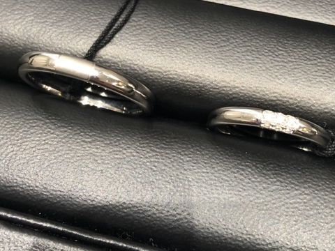 【ラザール ダイヤモンド(LAZARE DIAMOND)の口コミ】 レディースのデザインはダイヤが全面に9つ施されているととても珍しいデザ…